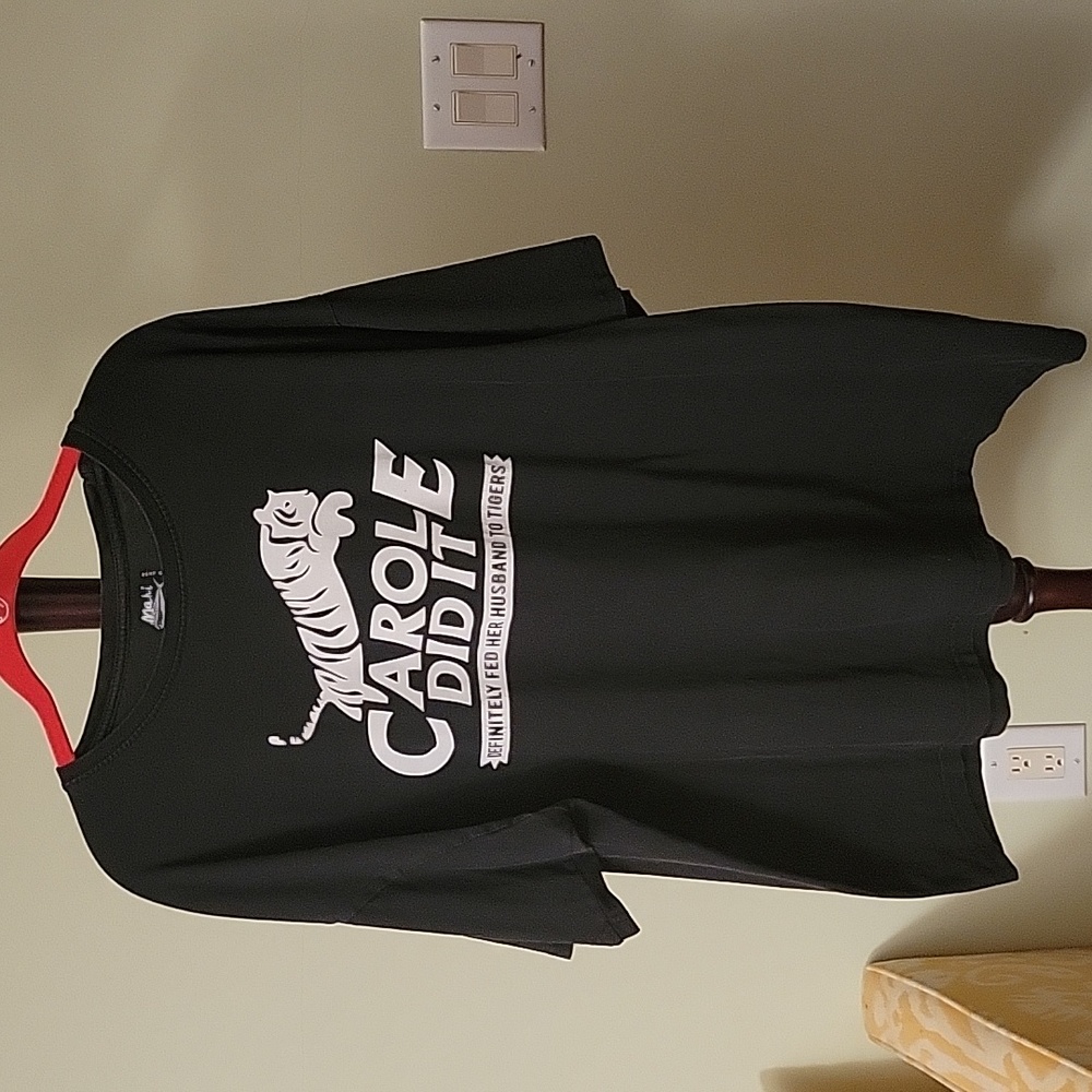 💰Men's Mahi Surf Co. Carole Did It Graphic Tee - Size 2XL